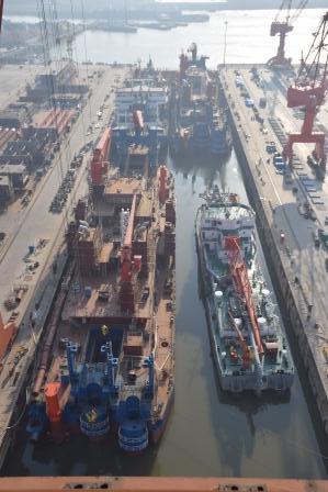 江蘇海新重工熱烈慶祝4艘船舶同日下水、出塢