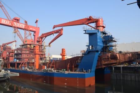 江蘇海新重工熱烈慶祝4艘船舶同日下水、出塢